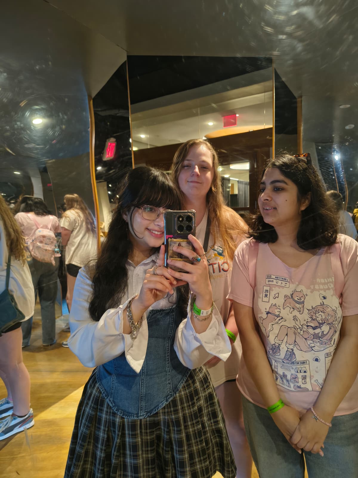 3 girls taking a selfie